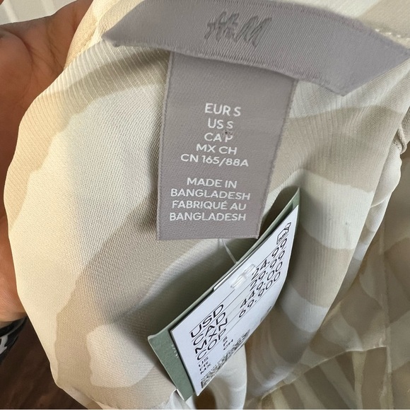 3/$30 🍂 H&M Beige and White Patterned Collared Shirt - Picture 9 of 10